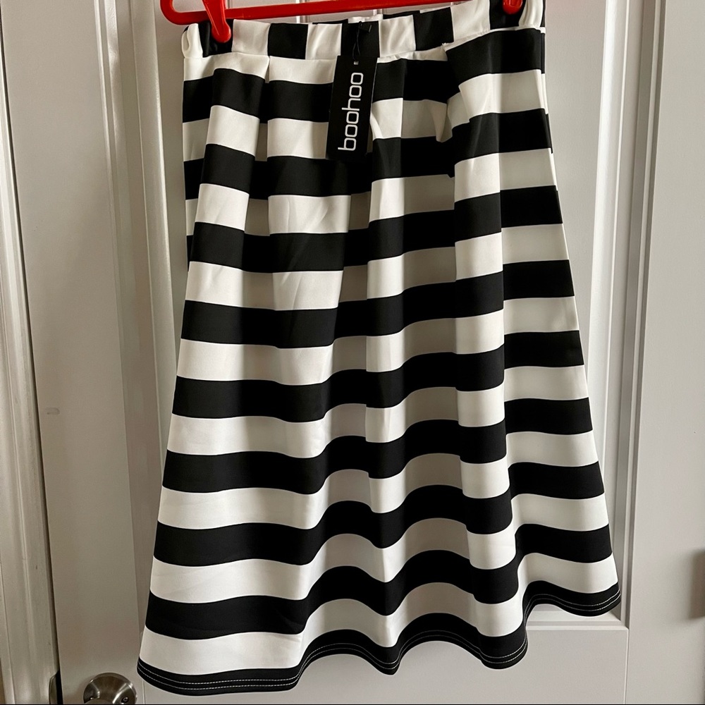 Boohoo Box Pleat Striped (Black & White) Midi Skater Skirt; SZ 8; BNWT - Picture 2 of 5